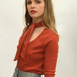Lisa Says Gah Dree Tie Neck Tee in Rust